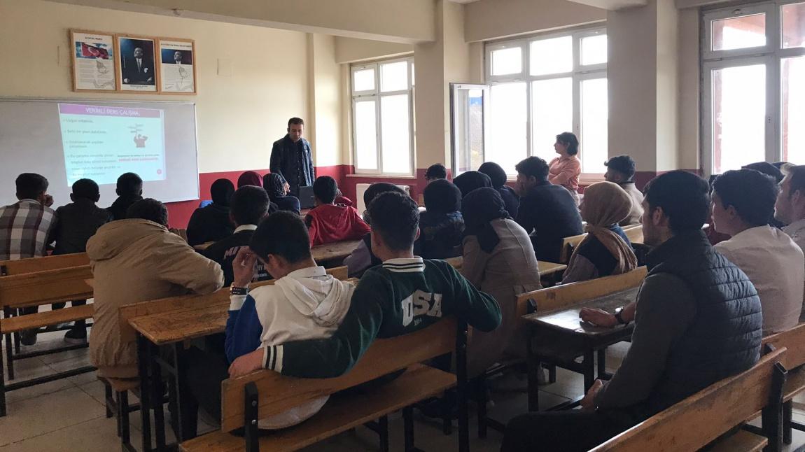  Öğrencilere  YKS sınav sistemleri ile ilgili seminerler verildi.